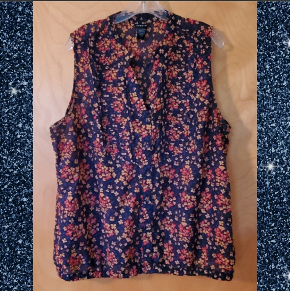 Floral sleeveless blouse w pintuck detail